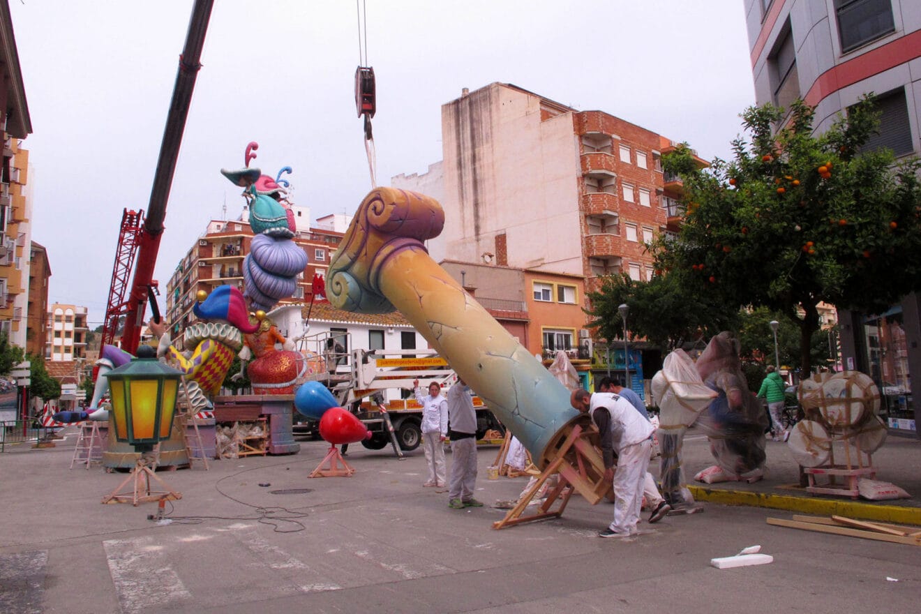 Plantà de un monumento fallero en Dénia