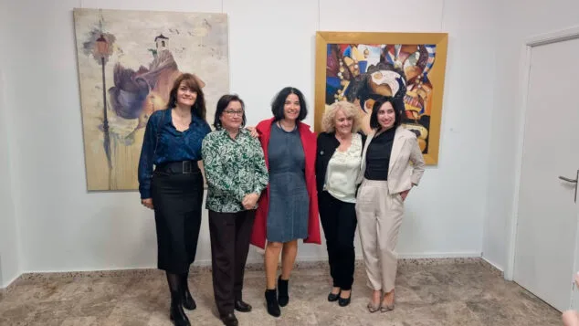 protagonistas de la exposicion pinceladas de mujer en la marina de la asociacion de artistas de la marina alta
