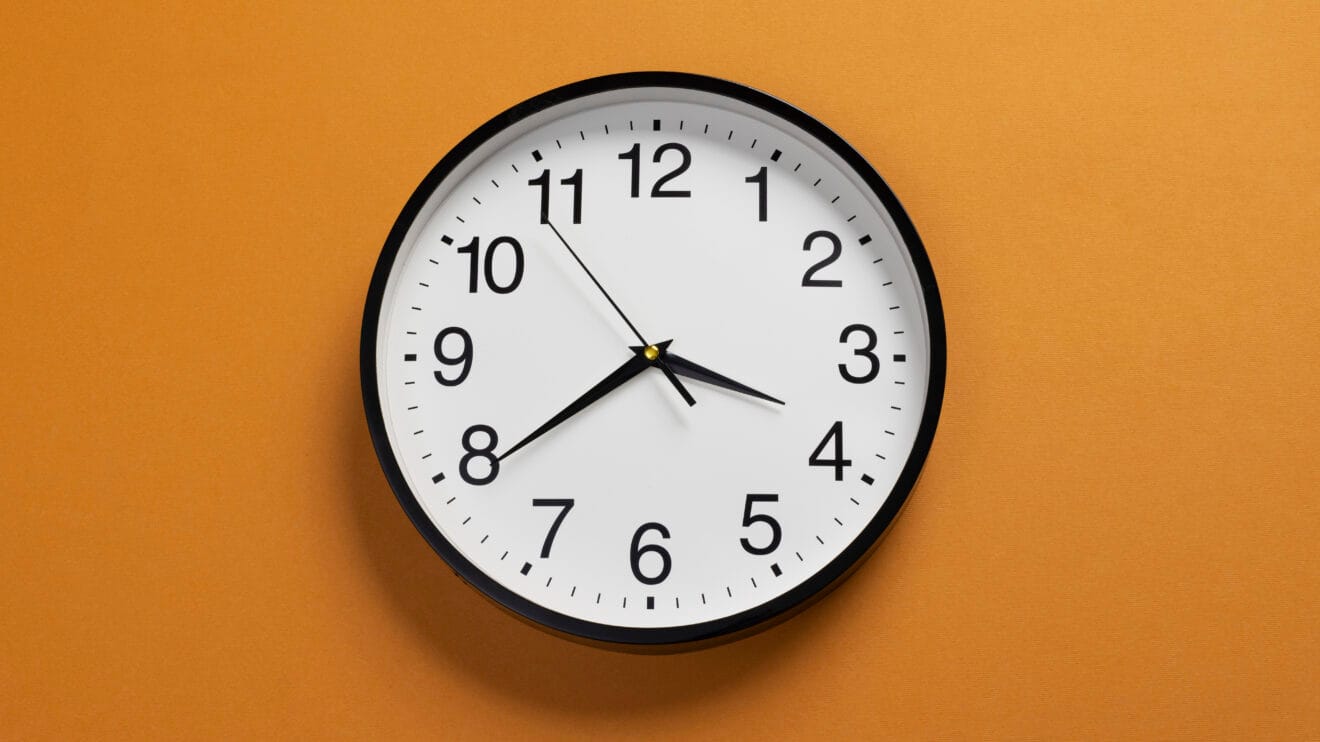 Reloj de pared. Freepik destacada