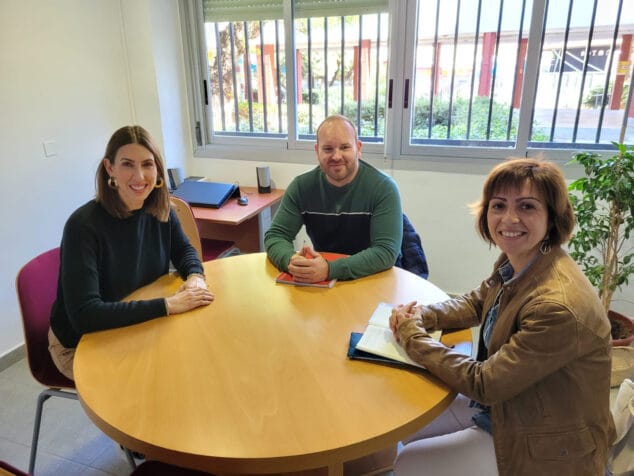 Imagen: Reunión de Maria Josep Ripoll con el CEIP Llebeig