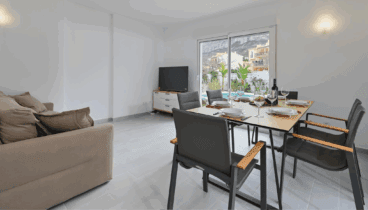 Una salón comedor moderno con grandes vistas al Montgó