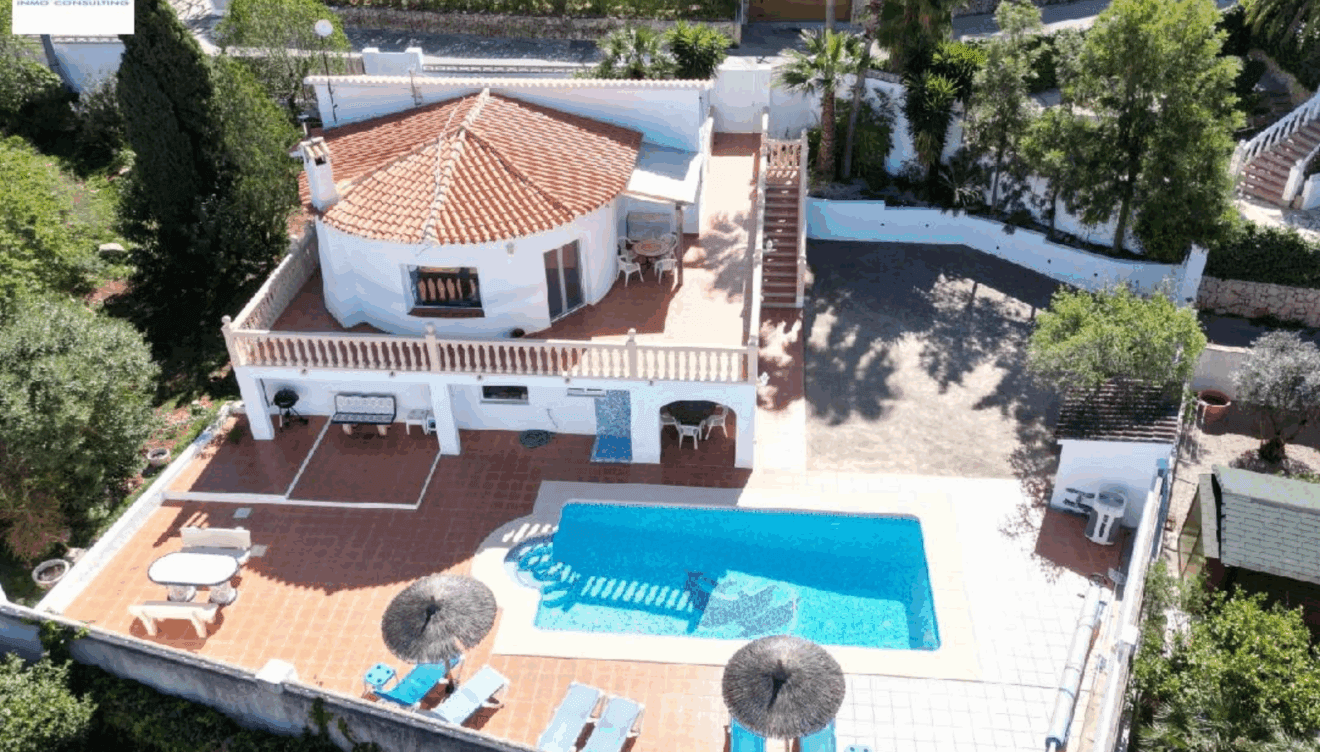 Una villa con piscina y solarium rodeada de naturalez