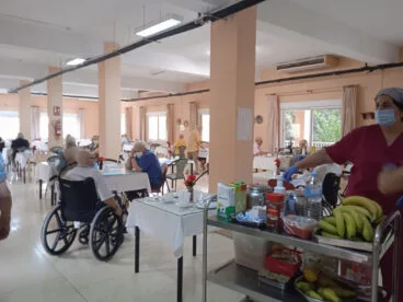 Usuarios en el comedor de la residencia Santa Llúcia