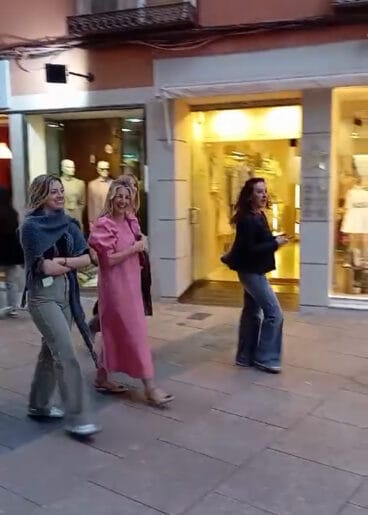 Yolanda Díaz paseando por Dénia