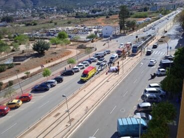 Accidente del TRAM en Dénia con una motocicleta Foto Vicky