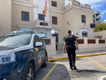 agente en la comisaria de la policia nacional de denia archivo