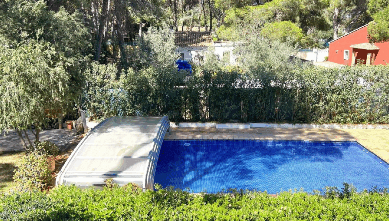 Amplia piscina, protagonista en la vivienda