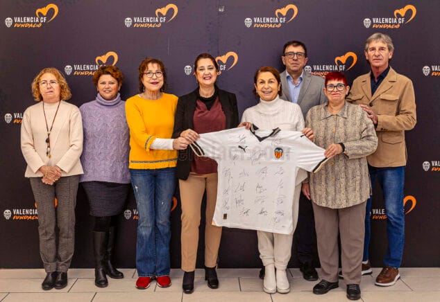 Imagen: Camiseta firmada por los jugadores del Valencia CF
