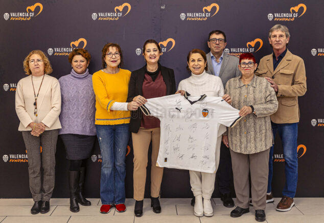 Imagen: Camiseta firmada por los jugadores del Valencia CF