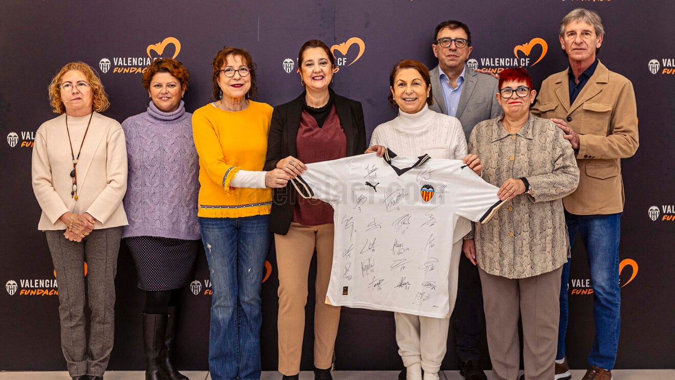 Camiseta firmada por los jugadores del Valencia CF destacada