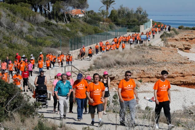 Imagen: Cientos de personas en la marchan en les Rotes