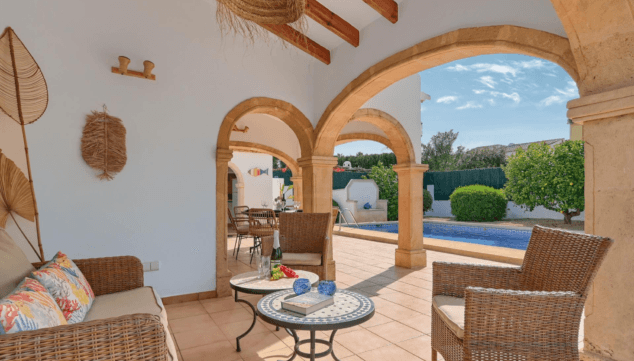 en su terraza la piedra tosca se combina con el gran jardin