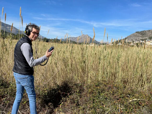 Imagen: Javier Pinto grabando sonidos de la Marina Alta