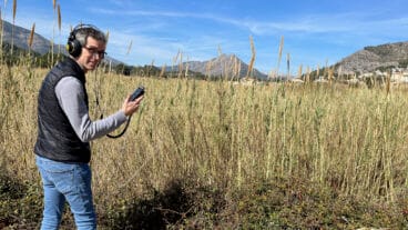 Javier Pinto grabando sonidos de la Marina Alta dest