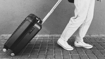 joven con una maleta destacada