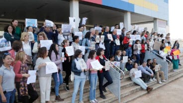 manifestantes en contra de los recortes en las eoi dest