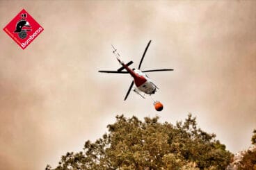 medio aereo realizando las labores de extincion archivo
