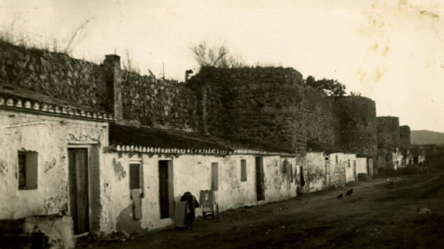 Imagen: Murallas del castillo de Dénia fotografiadas para una postal - Arxiu Municipal de Dénia