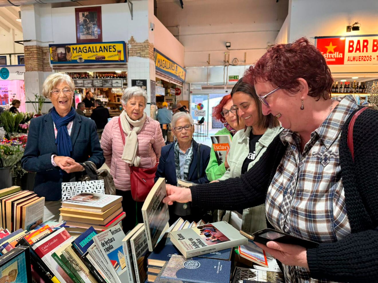 Parada de libros en el Mercat Municipal de Dénia