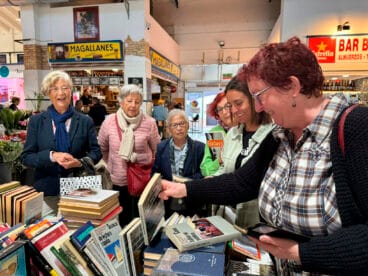 parada de libros en el mercat municipal de denia