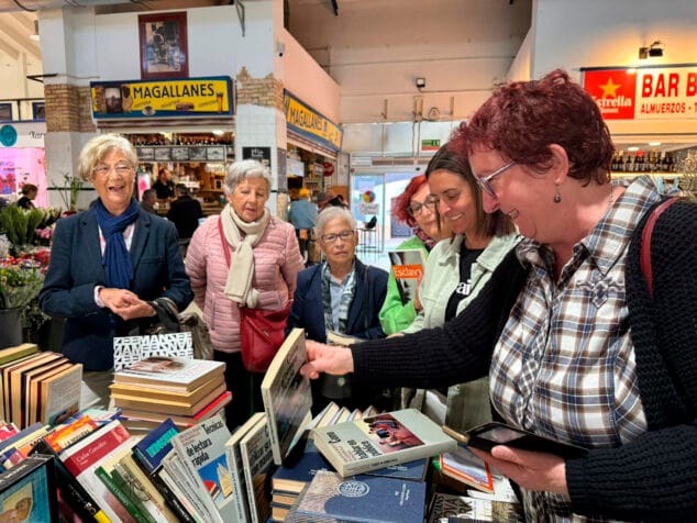 parada de libros en el mercat municipal de denia