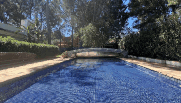Refréscate en una piscina con cubierta
