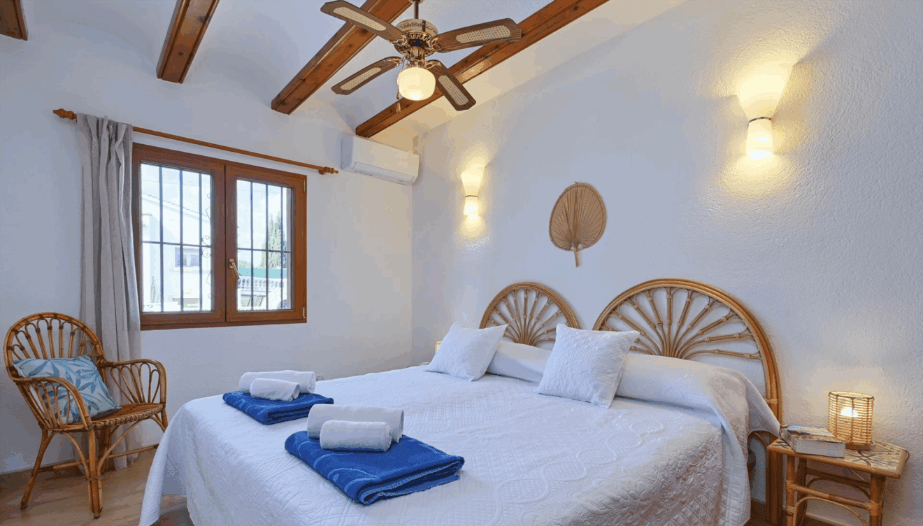 Relájate en los amplios dormitorios de esta villa