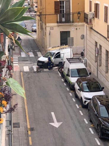 Segundo golpe de un vehículo con el pilón de la calle Sant Josep
