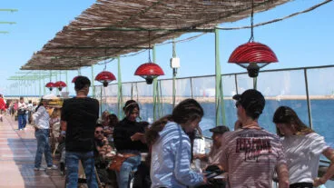 Terraços de Denia lotados durante a Páscoa de 2024