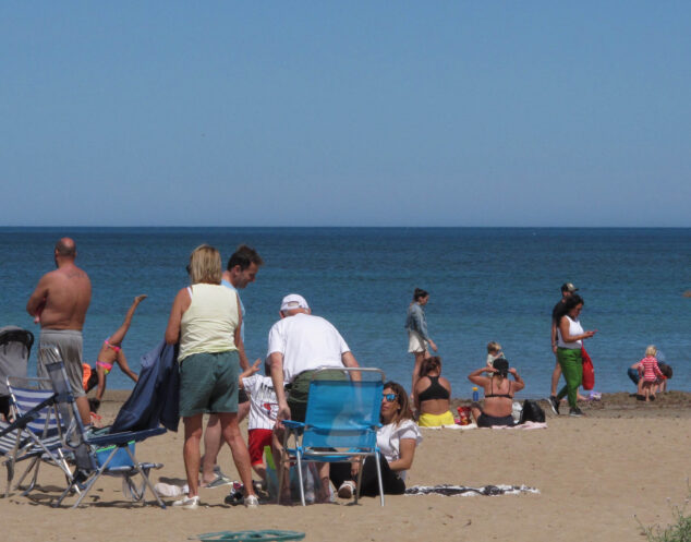 Imagen: Turistas en la playa de Dénia