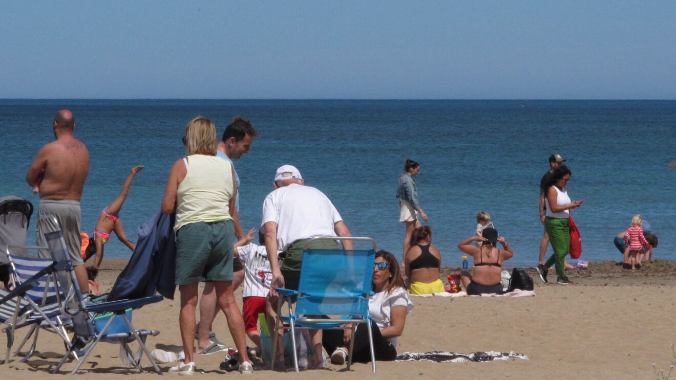 Turistas en la playa de Dénia destacada