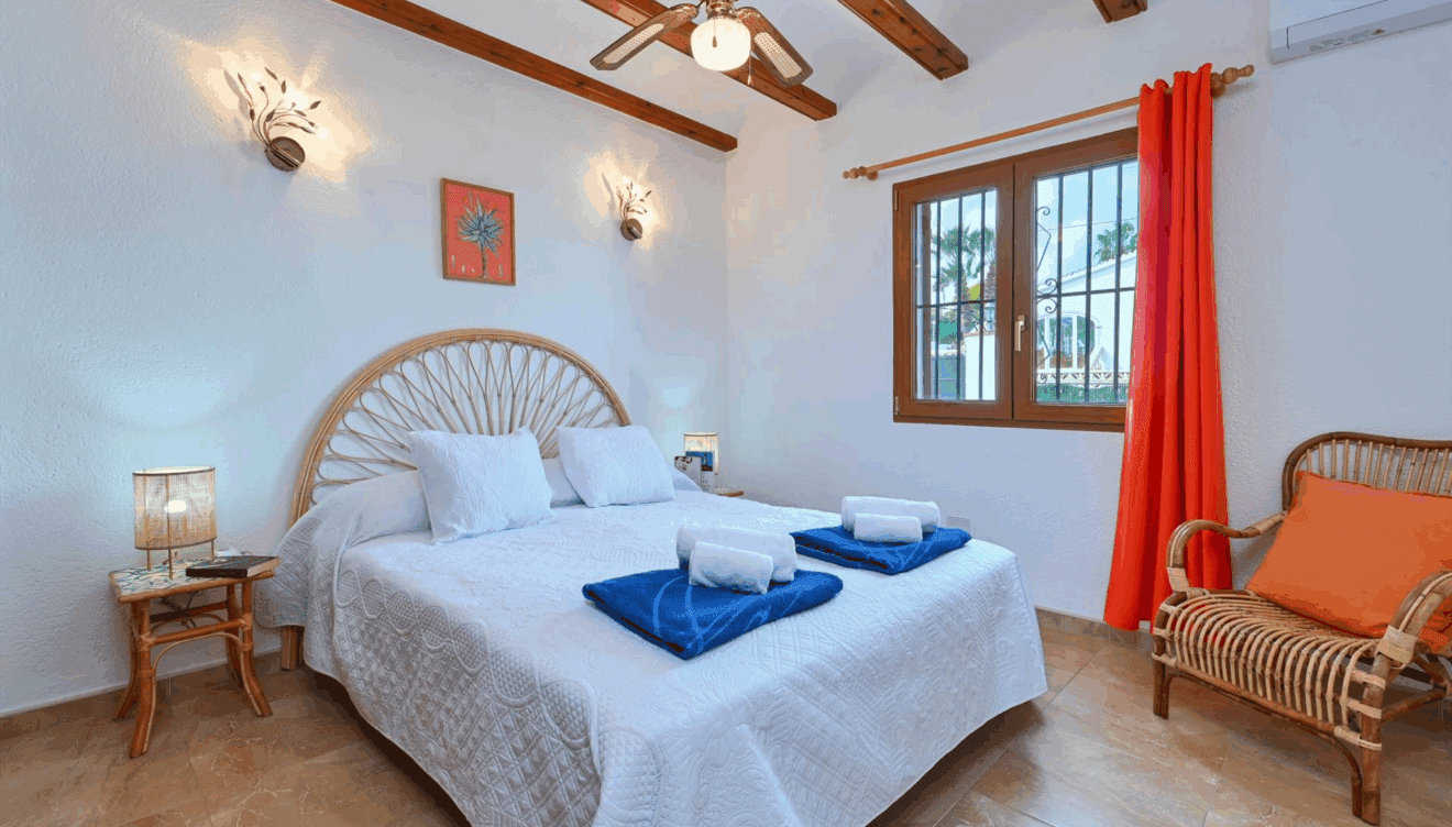 Un ambiente minimalista y luminoso durante tu estancia