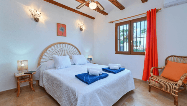 un ambiente minimalista y luminoso durante tu estancia