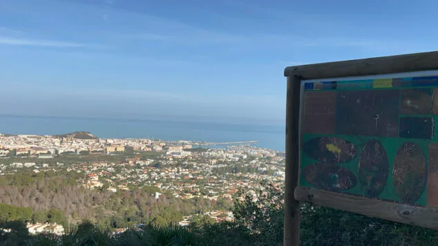 vistas de denia desde la ruta de la cova del gamell