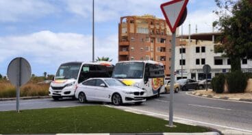 accidente de un autobus en la entrada de denia