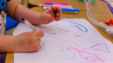 alumno de escuela infantil dibujando erika fletcher