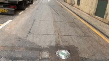 Bolardo desconectado en carrer Sant Josep
