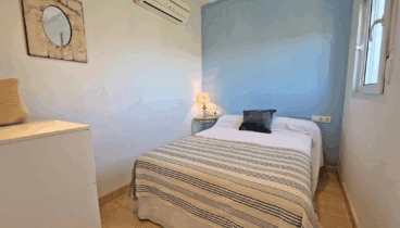 Cama doble en este dormitorio