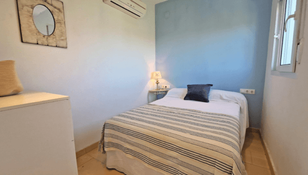 cama doble en este dormitorio