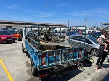 Camión de basura sacada del puerto de Dénia