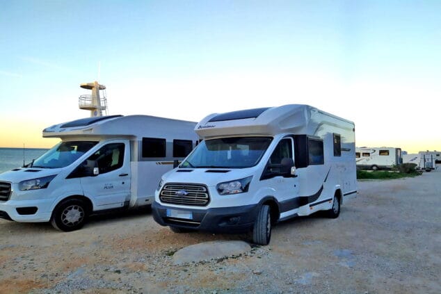 Imagen: Caravanas estacionadas en primera línea de una playa de Dénia