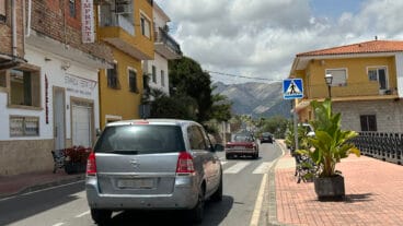 coches circulando por benidoleig