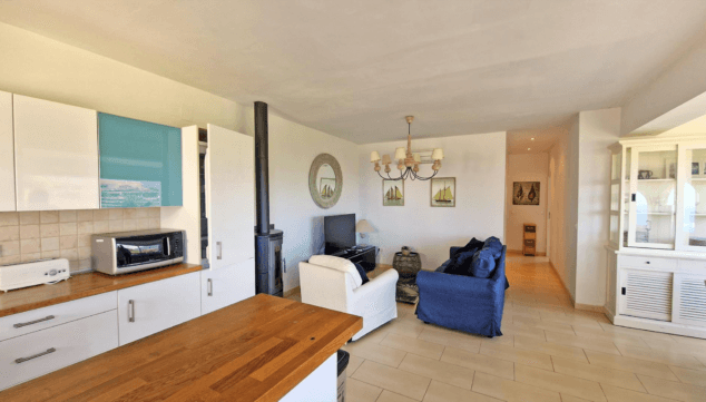 cocina con barra americana para compartir espacios durante tus vacaciones