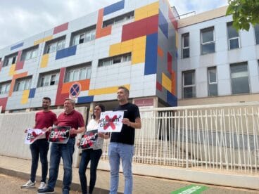 concejales de compromis per denia junto a gerard fullana frente al ies sorts de la mar
