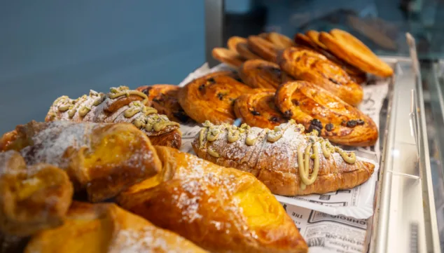 croissants y una gran variedad de postres