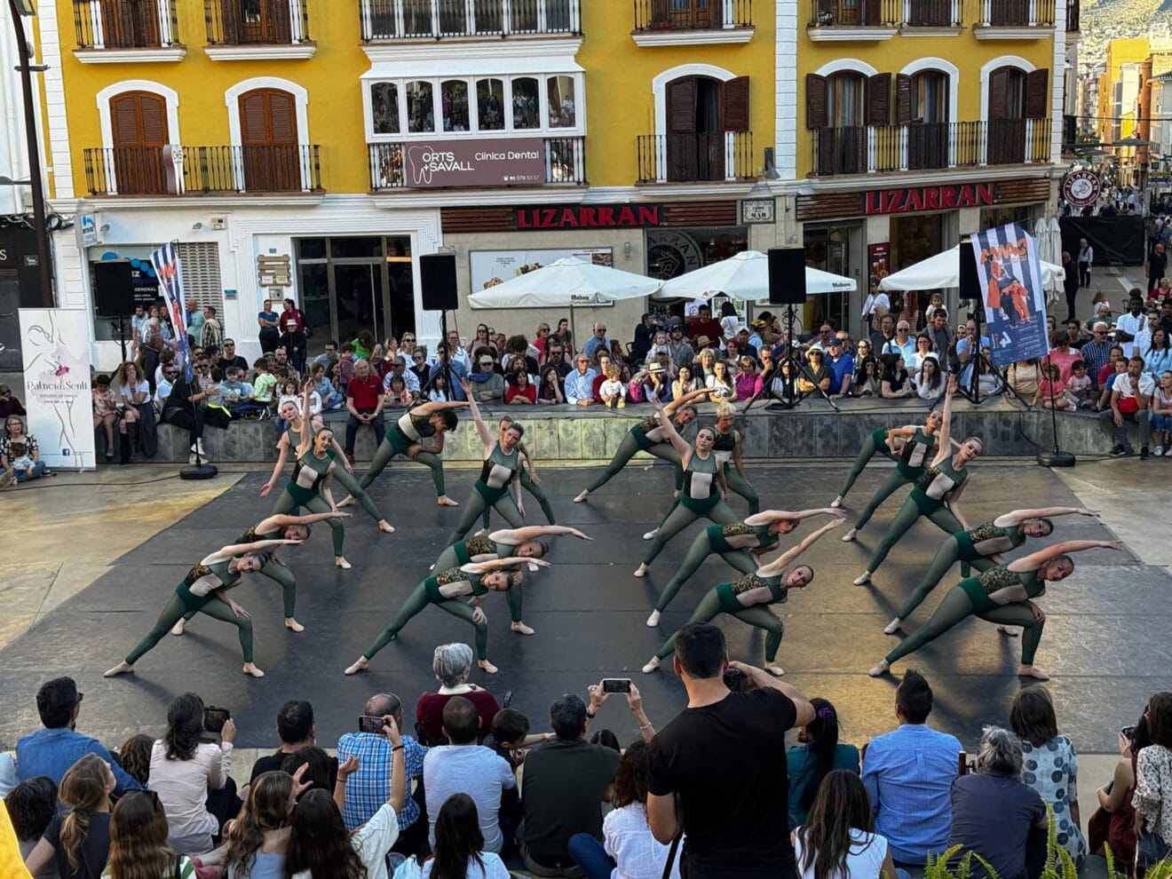 Celebración del DAMA Festival Dénia en la plaza del Consell