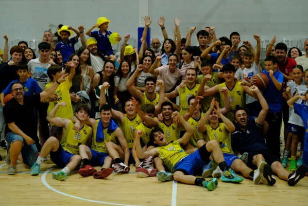 DBC Suma 1r Nacional vence a Burjassot y jugará en la final a cuatro de Canals 1 Imagen: DBC Senior Nacional celebra la victoria con su afición