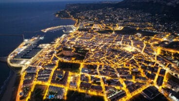 denia iluminada por la noche