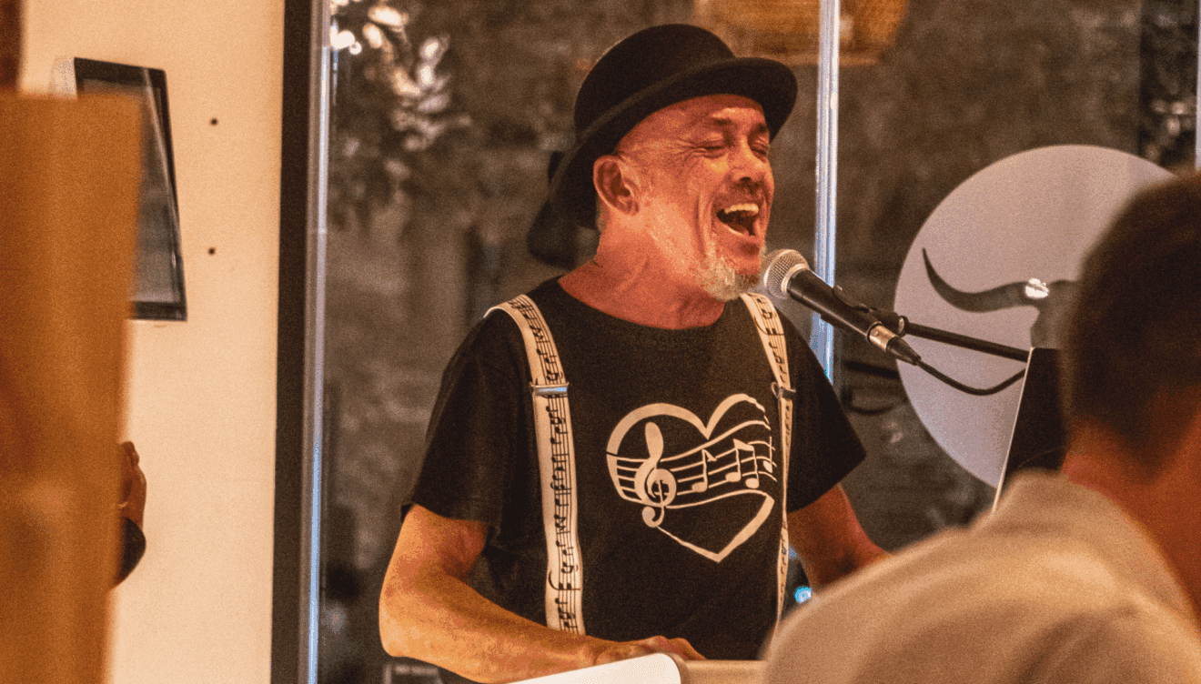 Disfruta de un ambiente agradable con música en vivo