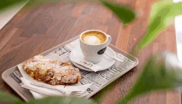 Disfruta de un café especial con un sabroso croissant de almendra